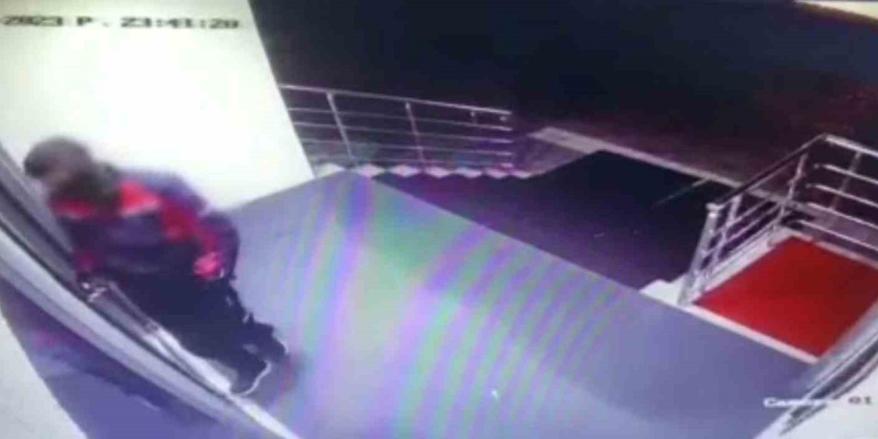 Motosikletli Kurye Kılığında Geldiler, Yangın Vanalarını Çaldılar