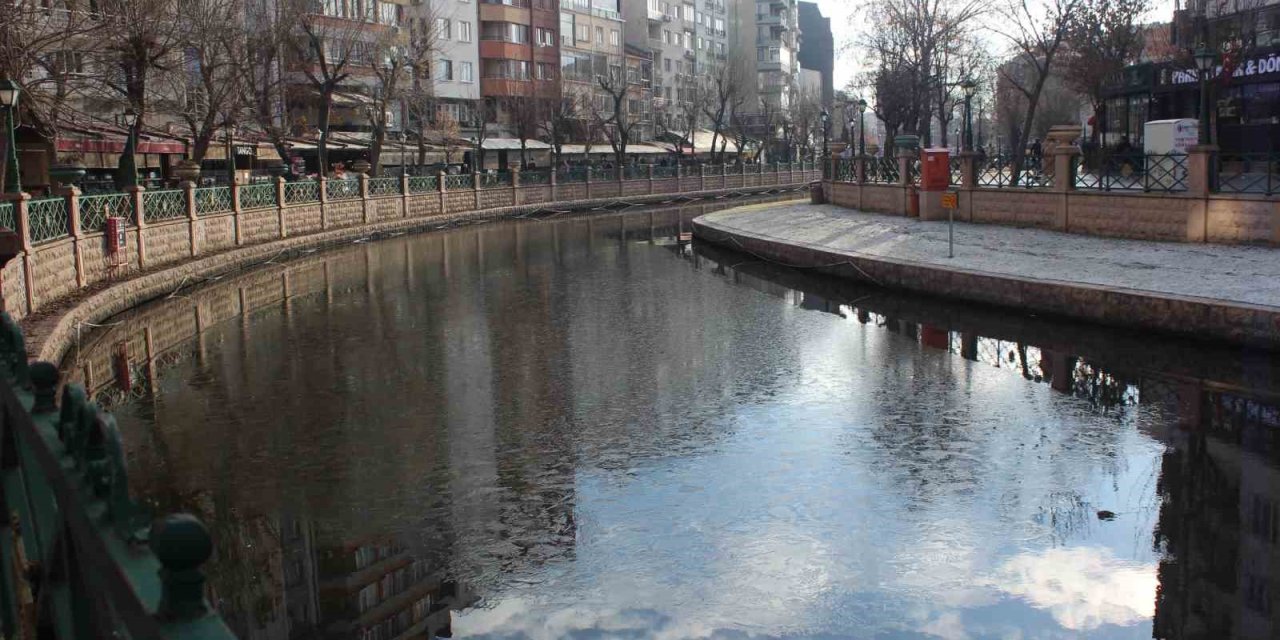 Porsuk Çayı Yüzeyi Buz Tutmaya Başladı