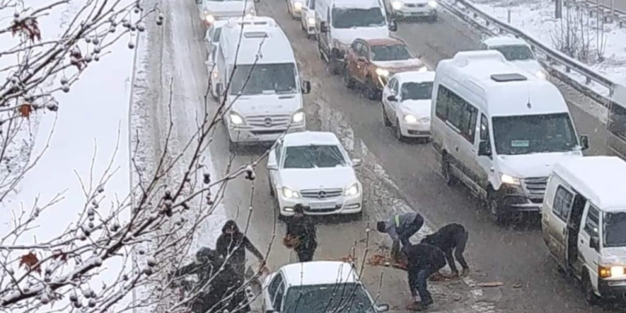 Dökülen Simitleri Toplamak İçin Çevre Yolunda Trafiği Durdurdular