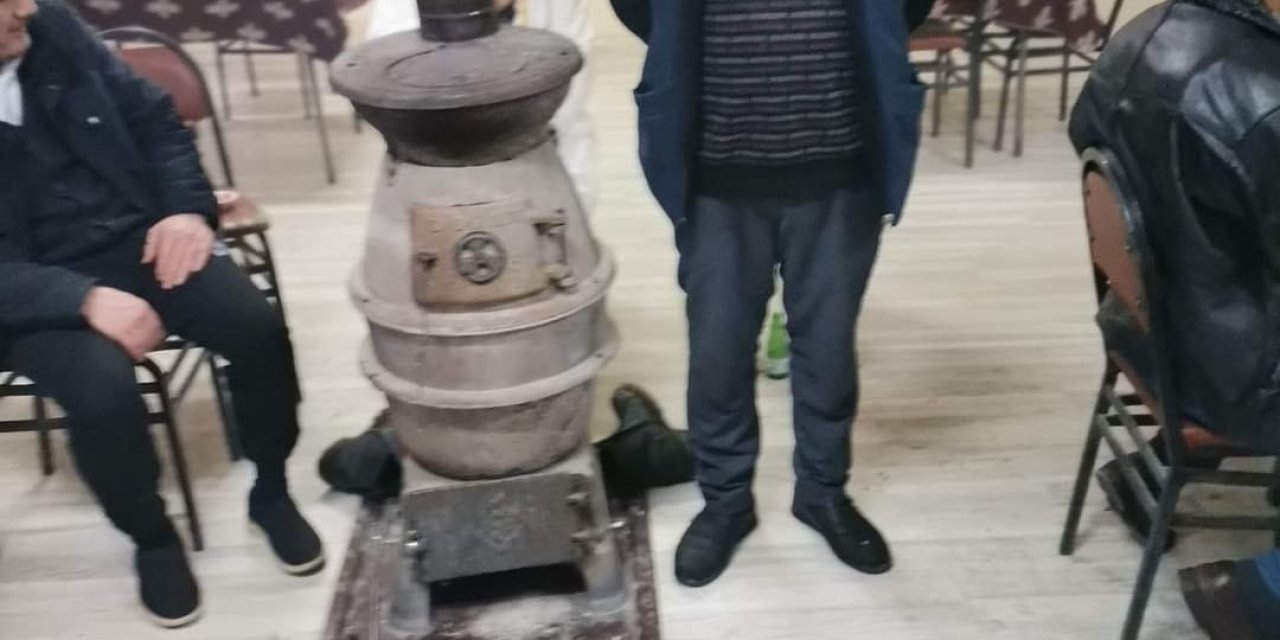 Kahvehane İşletmecisi Yavru Köpeklere Sahip Çıktı