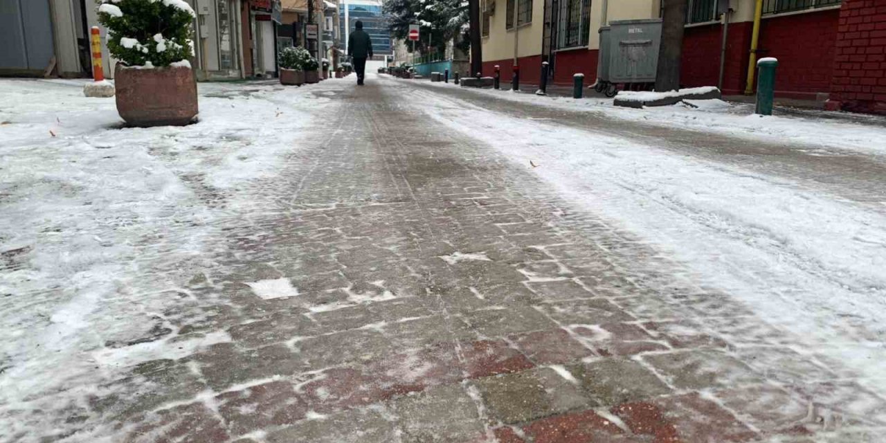 Kaldırımlar Adeta Buz Pistine Döndü