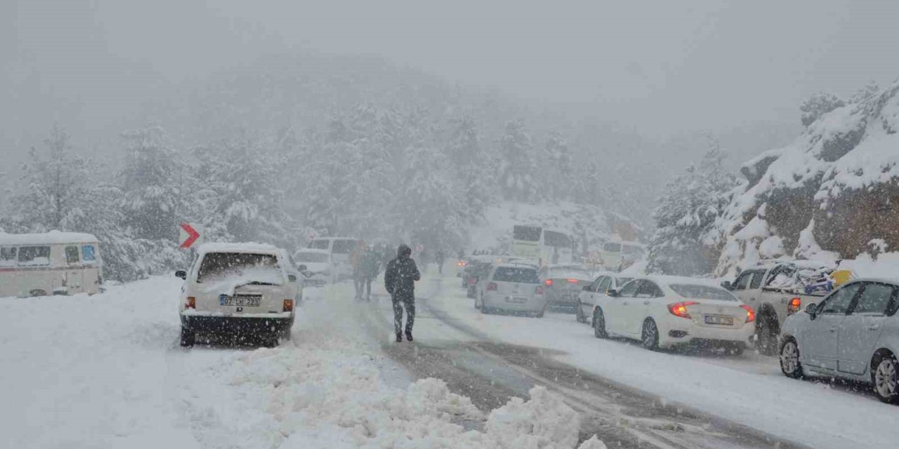 Antalya-konya Karayolunda Yoğun Kar Yağışı Sürücülere Zor Anlar Yaşatıyor
