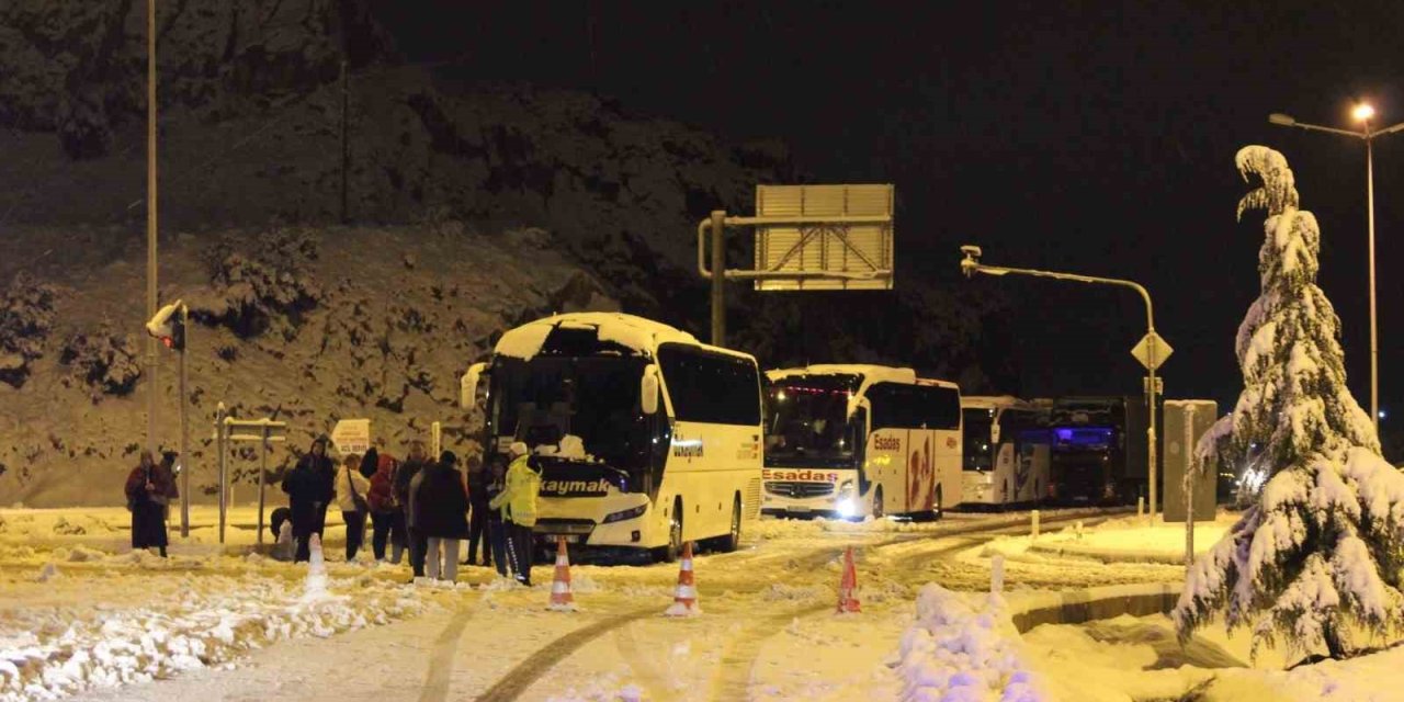 Antalya-konya Kara Yolu’nda Yüzlerce Araç Yolun Açılmasını Bekliyor
