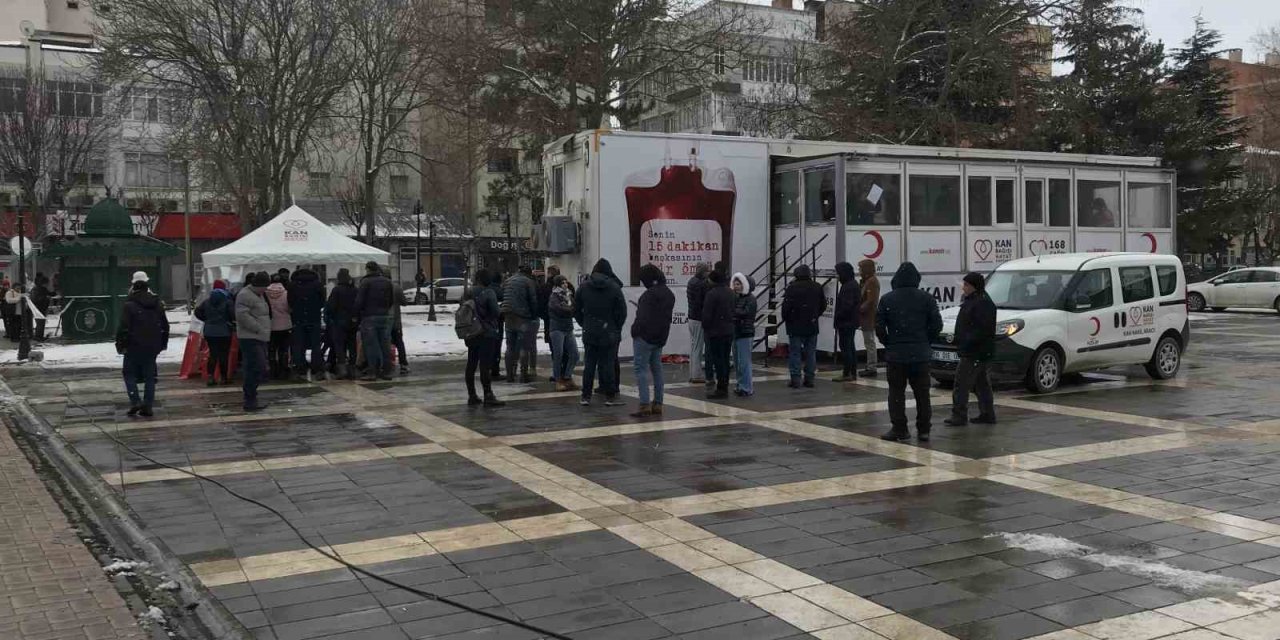 Soğuk Havaya Rağmen Kan Bağışı Kuyruğu Devam Ediyor