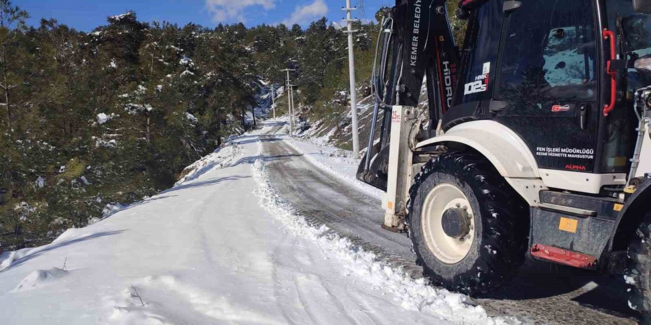 Kemer’in Yüksek Kesimlerinde Kar Etkili Oldu