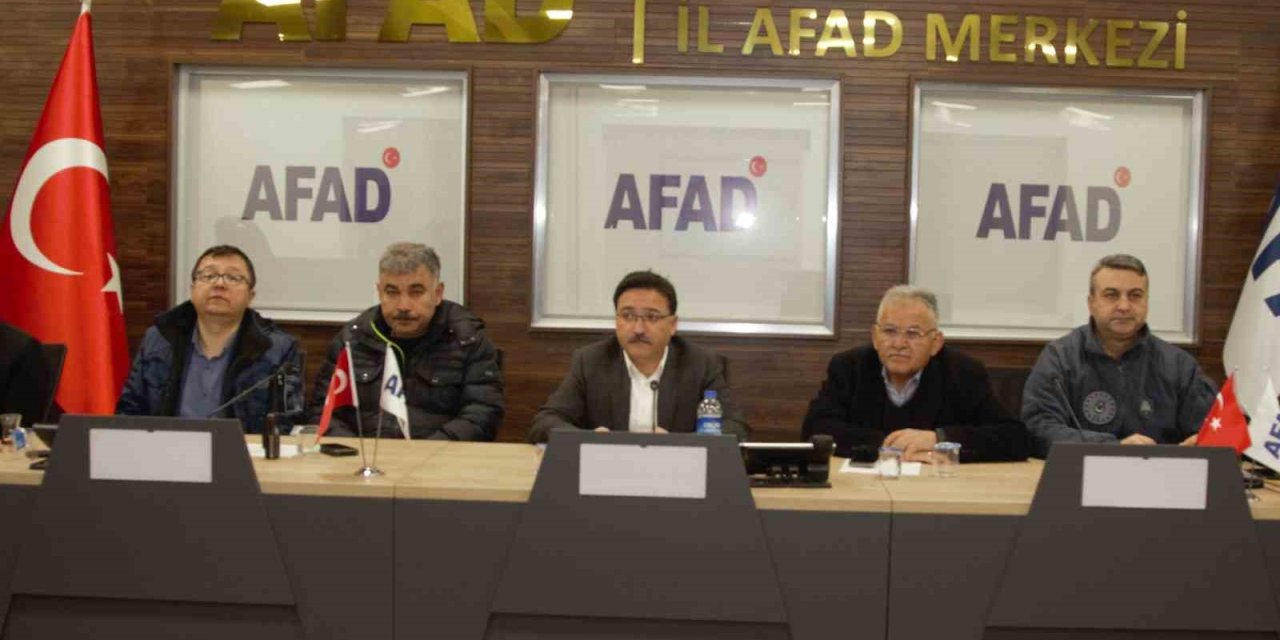 Vali Çiçek Ve Başkan Büyükkılıç’tan Deprem Yardımlarına İlişkin Açıklama