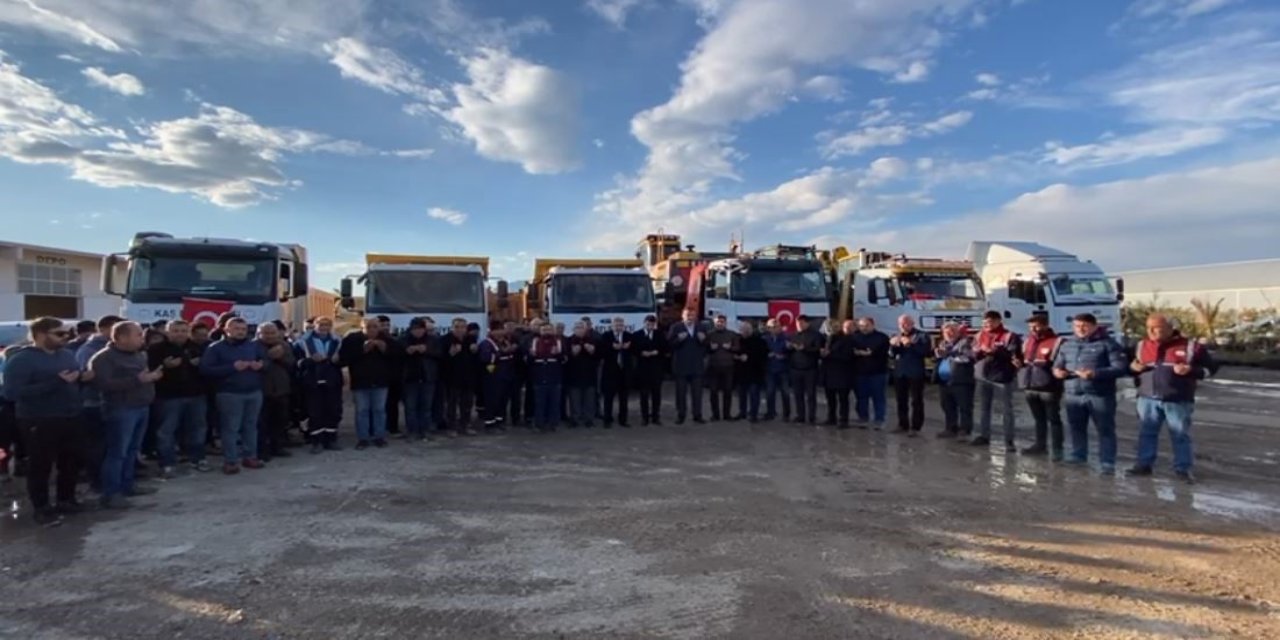 Kaş Belediyesi’nden Deprem Bölgesine İş Makinesi Ve Personel Yardımı