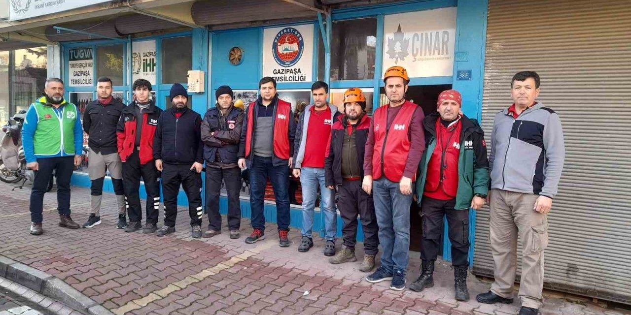 Gazipaşa’dan Gönüllü Ekip Hatay’a Gitti