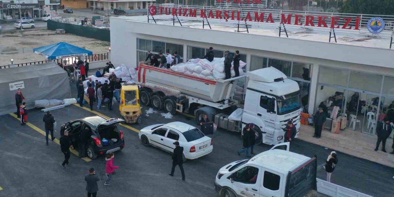 Mersin'de Yardım Dolu Tırlar Deprem Bölgesine Gönderildi