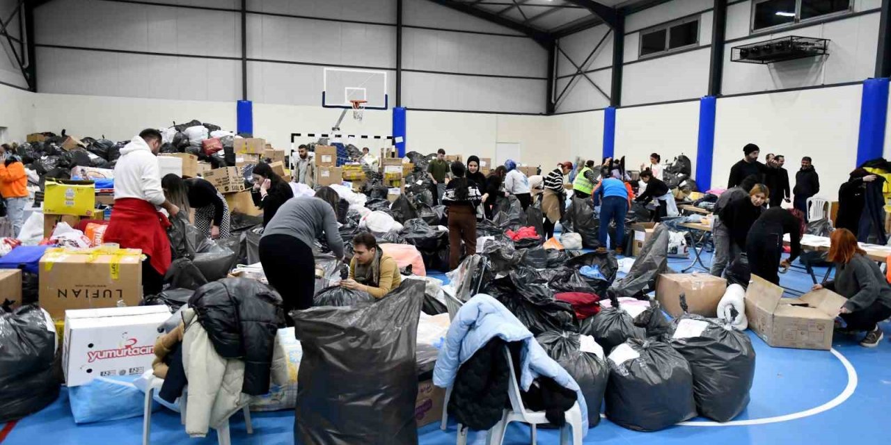 Antalya Deprem Bölgesine Yardım İçin Tek Yürek