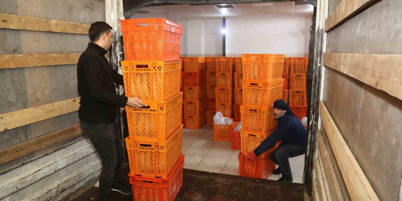 Kayseri Büyükşehir’den Deprem Bölgesine 3 Kamyon Ve 20 Yardım Tırı