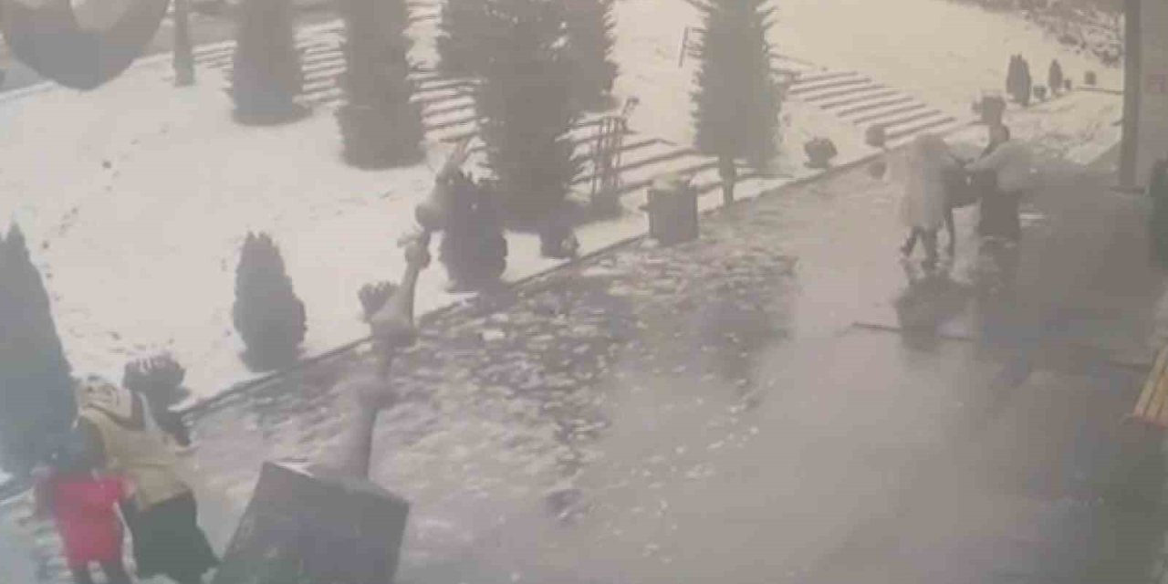 Yıkılan Minarenin Altında Kalmaktan Son Anda Kurtuldular