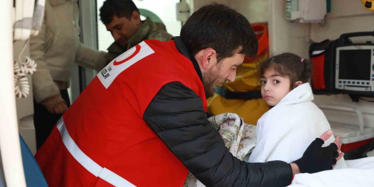 Kızılay, Afet Bölgesinde Yardım Çalışmalarını Sürdürüyor