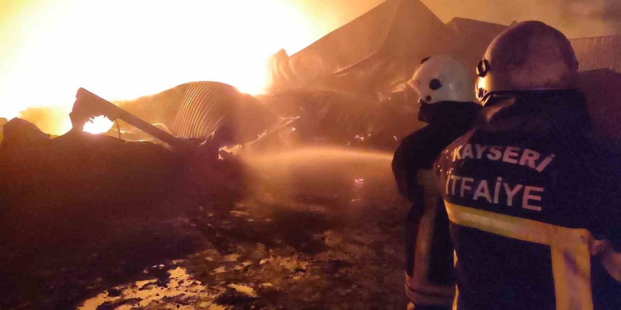 Büyükşehir İtfaiyesi İskenderun Limanı’nda Yangınla Mücadele Ediyor