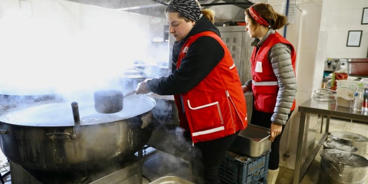Kızılay Afetzedelere Sıcak Yemek Ulaştırmaya Devam Ediyor