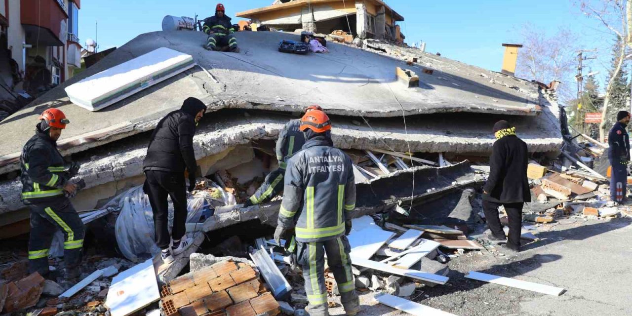 Antalya İtfaiyesi 57 Saat Sonra Bir Vatandaşı Enkazdan Sağ Çıkardı