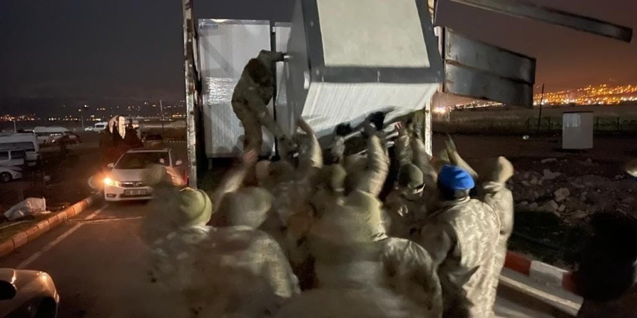 Tsk Afet Bölgesinde İhtiyaçların Karşılanması İçin Çalışmalarına Devam Ediyor