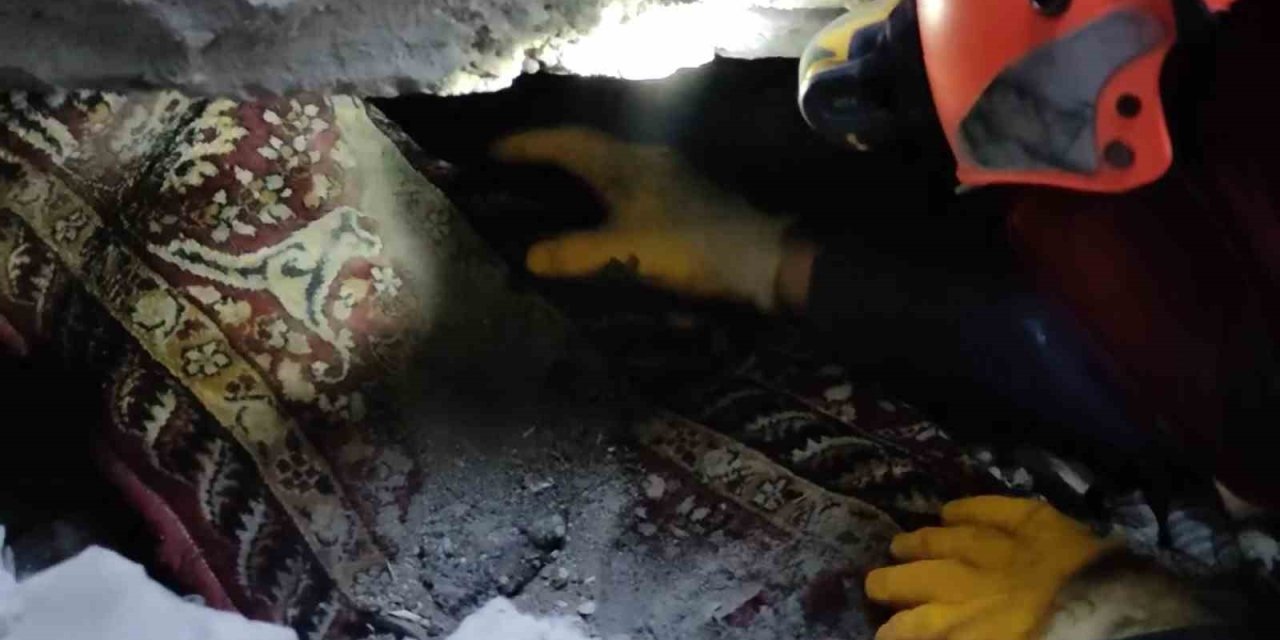 Enkazın Altından Afad Ekiplerine Yemek Sözü