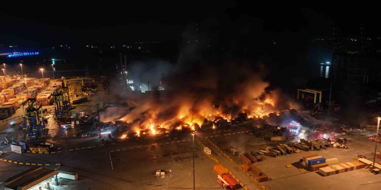 İskenderun Limanı’nda 54 Saattir Devam Eden Yangın Dron İle Havadan Görüntülendi