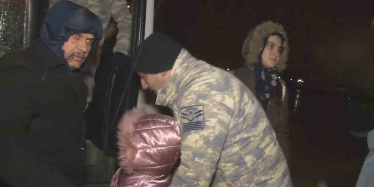 Adana Ve Kahramanmaraş’tan 83 Depremzede Askeri Uçakla İstanbul’a Getirildi