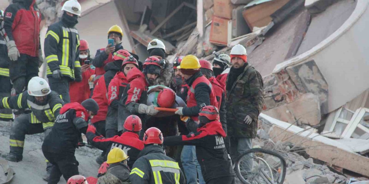 Baba Ve 2 Oğlu Enkazdan 76 Saat Sonra Kurtarıldı