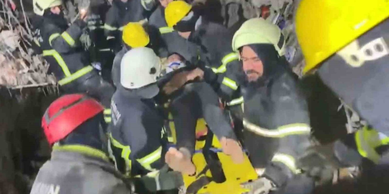 Enkazdan 70 Saat Sonra 3 Kişi Sağ Olarak Kurtarıldı