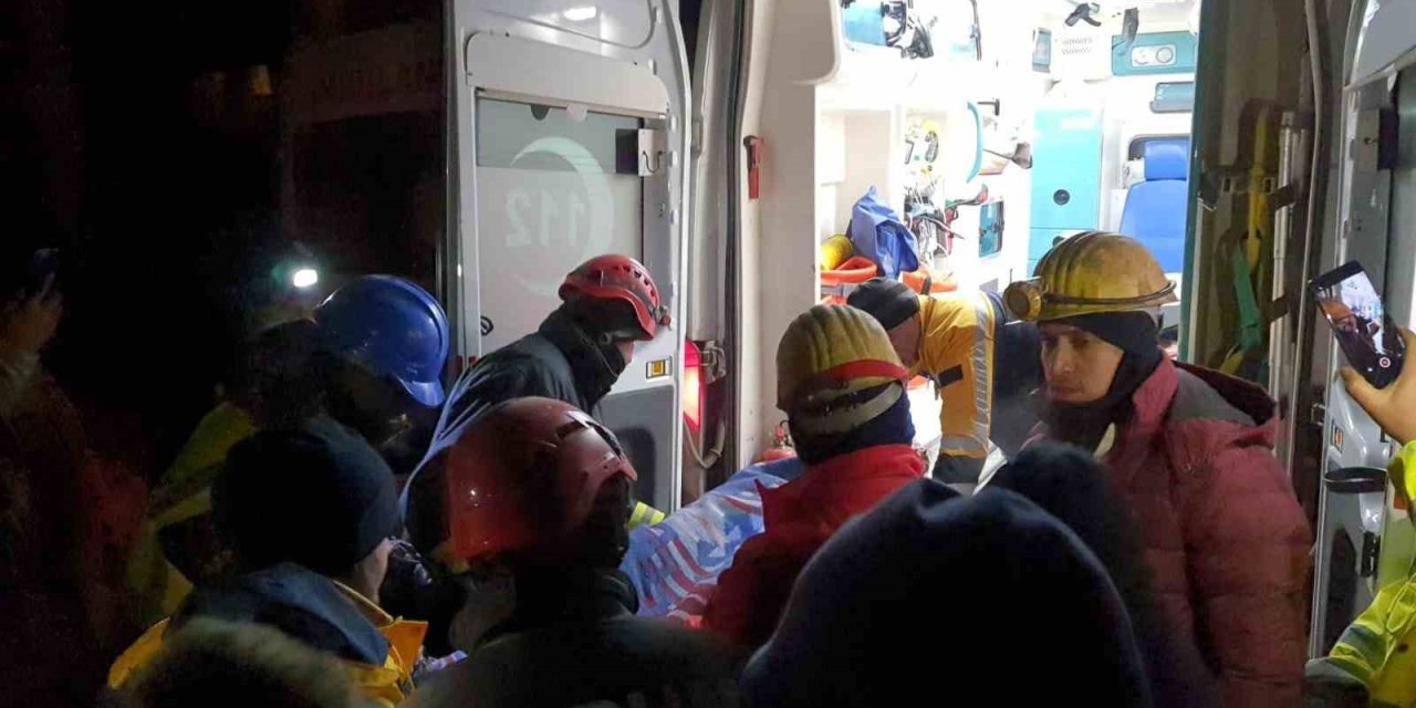 72 Saat Sonra Enkaz Altından Sağ Çıkarıldılar