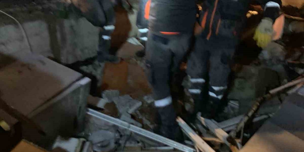 Üsküdar Belediyesi Ekipleri, Ukraynalı Anne Ve 4 Yaşındaki Oğlunu 36 Saat Sonra Enkazdan Çıkardı