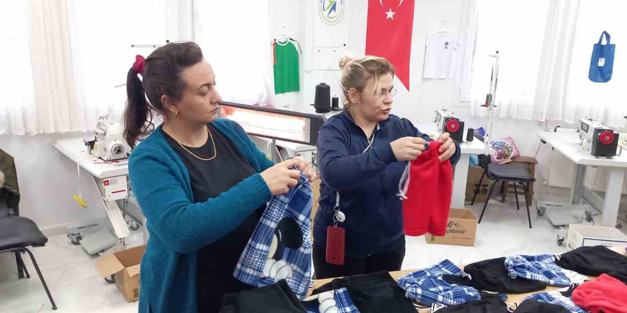 Kozanlı Anneler Depremzedeler Üşümesin Diye Üretime Geçti