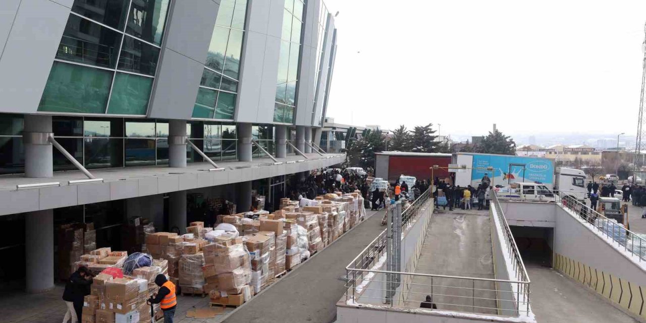 Deprem Bölgelerine Yenimahallelilerin Yaptığı Yardımlar Çığ Gibi Büyüyor