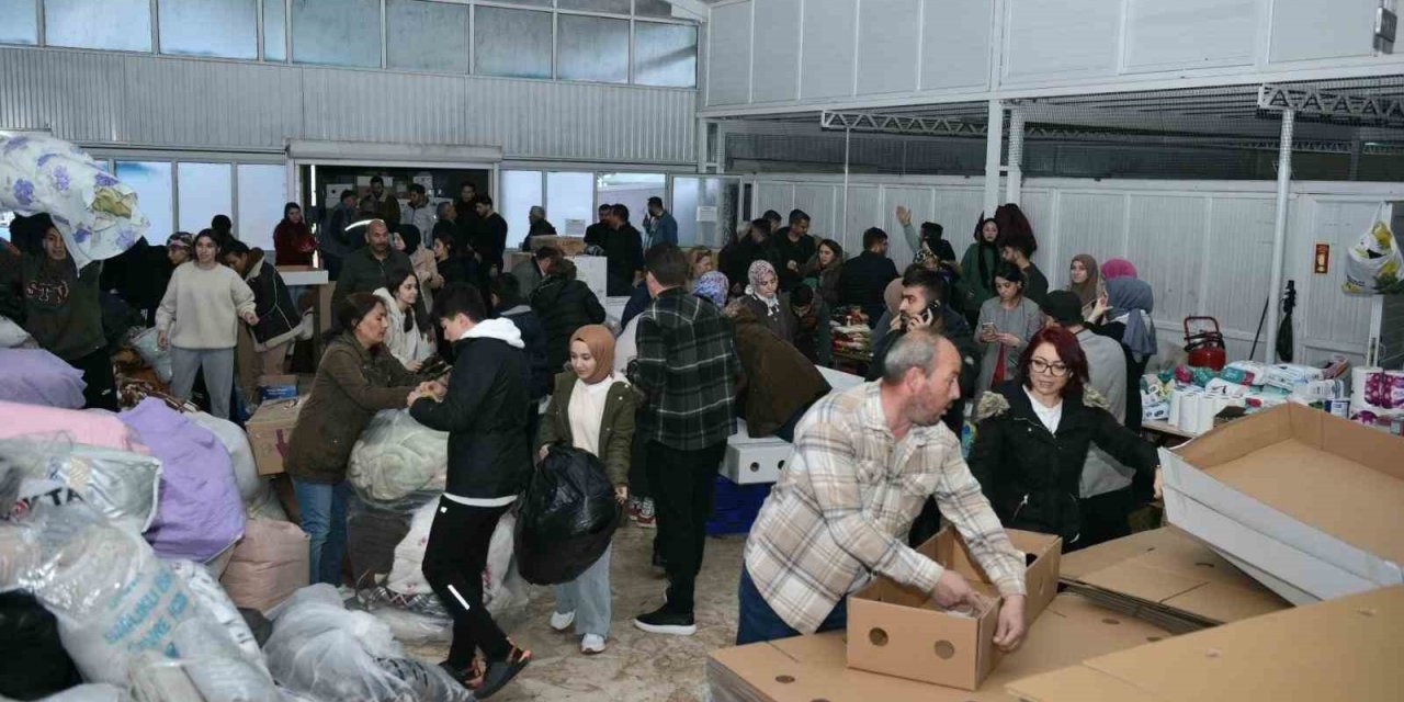 Kepez’den Deprem Bölgesine Her Saat Başı 1 Tırlık Yardım