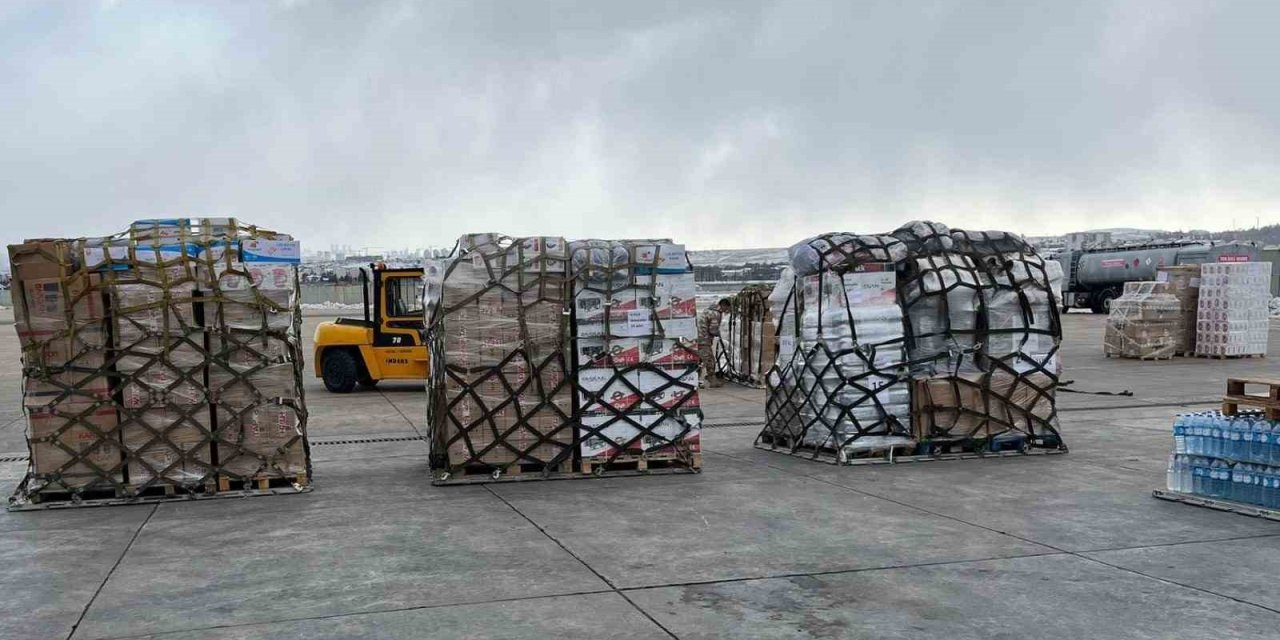 Asfat Ekipleri Hava Kuvvetlerine Ait Uçaklarla Bölgeye İnsani Yardım Malzemeleri Taşıyor