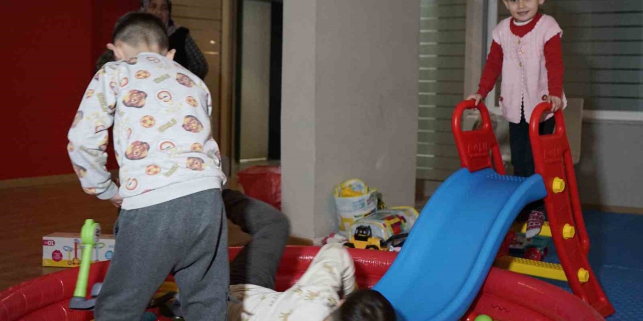 Antalyaspor Kaptanı, Tesislerde Ağırlanan Depremzede Çocuklarla Oyun Oynadı