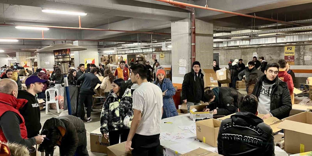 Nef Stadyumu’nda Yardım Çalışmaları Devam Ediyor