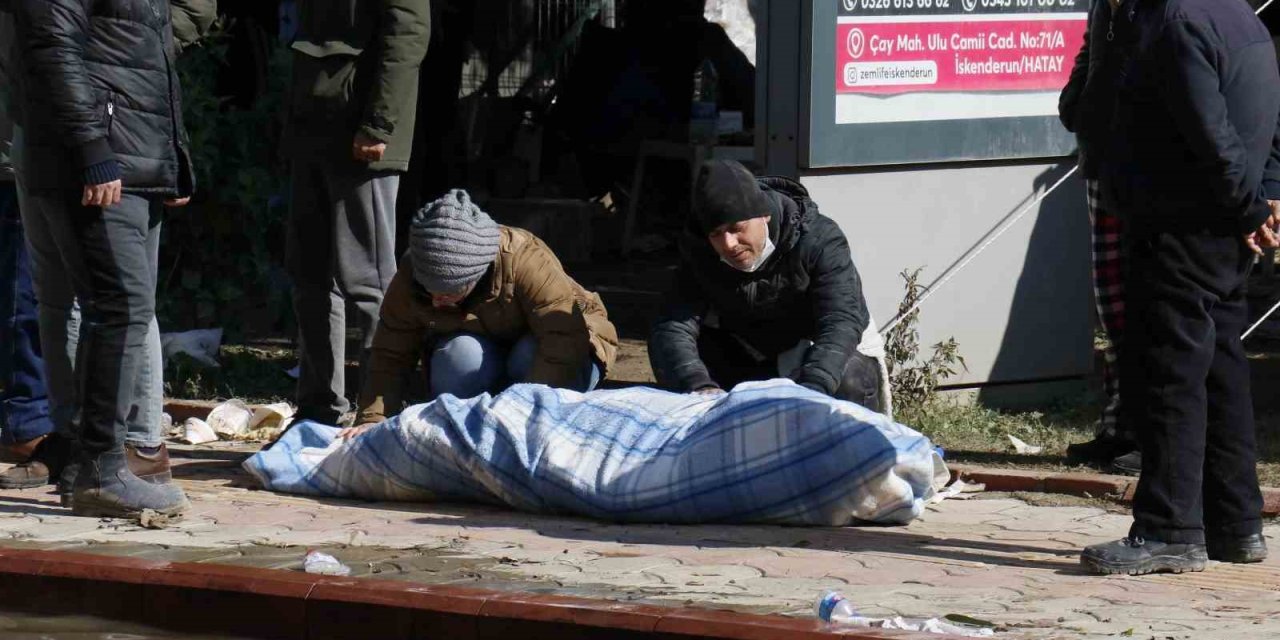 Enkazdan Ölü Çıkarılan Yakınlarının Ardından Gözyaşı Döktüler