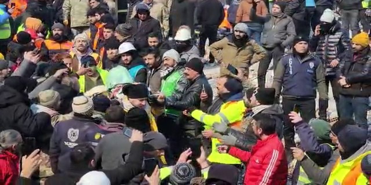 Elbistan’da 12 Yaşındaki Muhammed Depremden 79 Saat Sonra Enkazdan Çıkartıldı