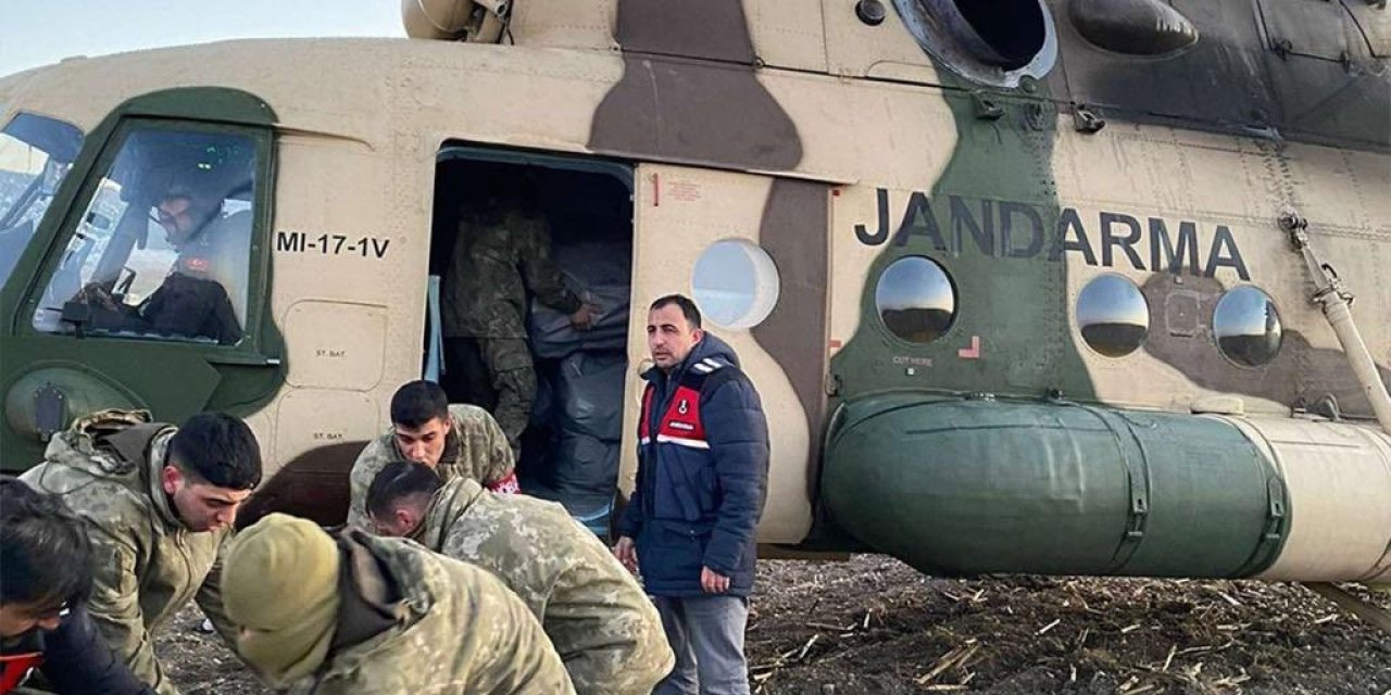 Jandarma Hava Araçları 400 Saatlik Uçuşla Deprem Bölgelerine Yardım Malzemesi Taşıdı