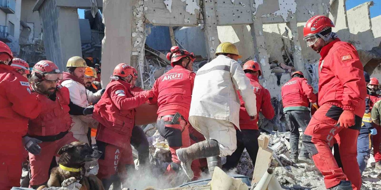 250 Daireli Rezidansın Enkazından 81 Saat Sonra Sağ Çıkarıldı