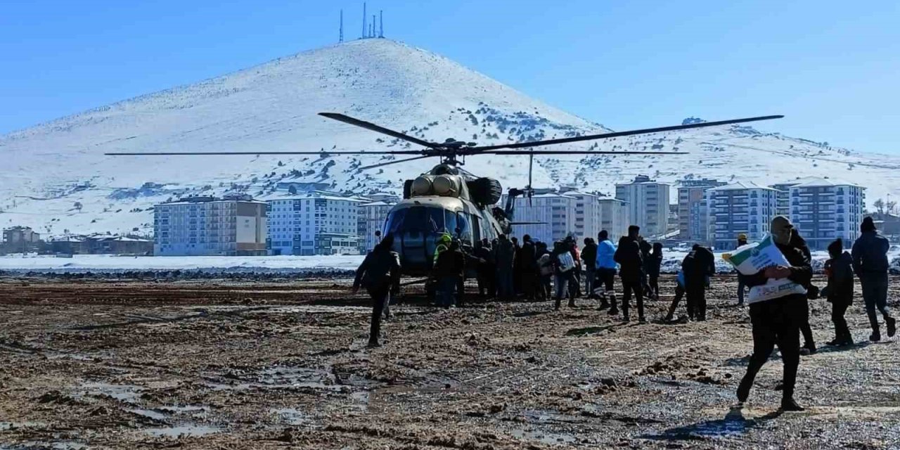 Köylere Askeri Helikopterlerle Erzak Sevkiyatı Yapılıyor