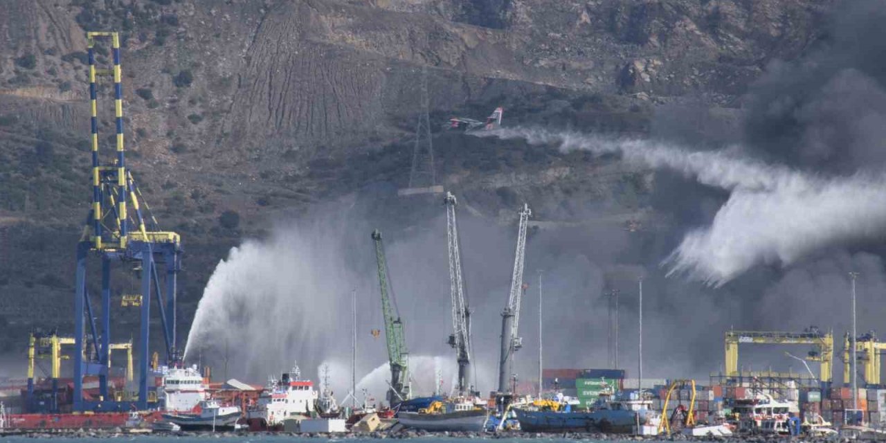 İskenderun Limanı’ndaki Yangını Söndürme Çalışmaları Devam Ediyor