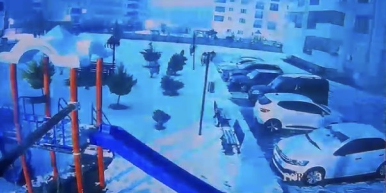 Deprem Sırasındaki Ürkütücü Işık Kameralara Yansıdı