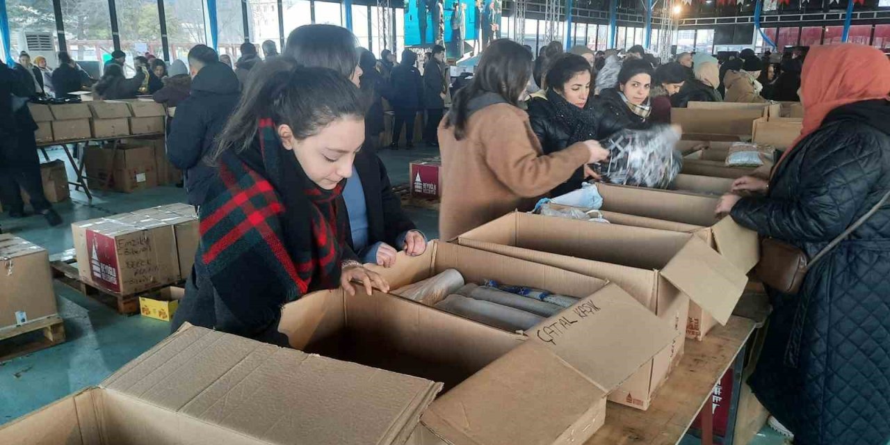 Ünlü Dizi Oyuncuları Beyoğlu’ndaki Deprem Yardım Çalışmalarına Katıldı