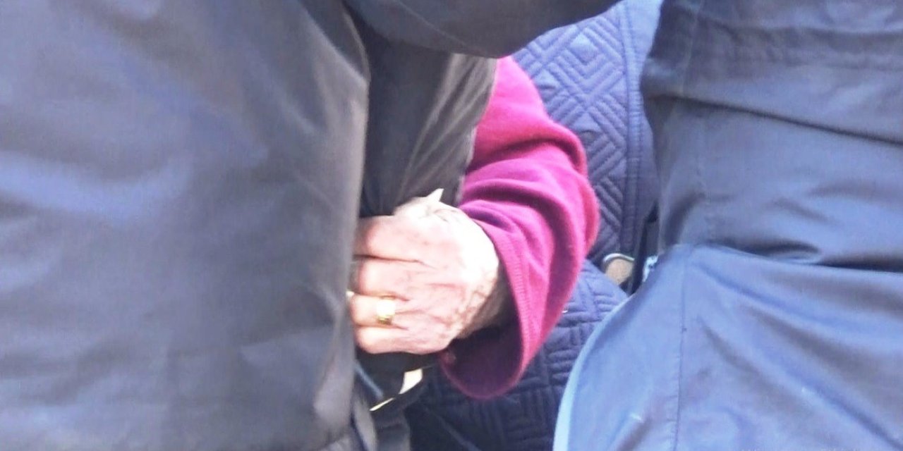 Cumhurbaşkanı Erdoğan’ı Görebilmek İçin Polise Sımsıkı Tutundu