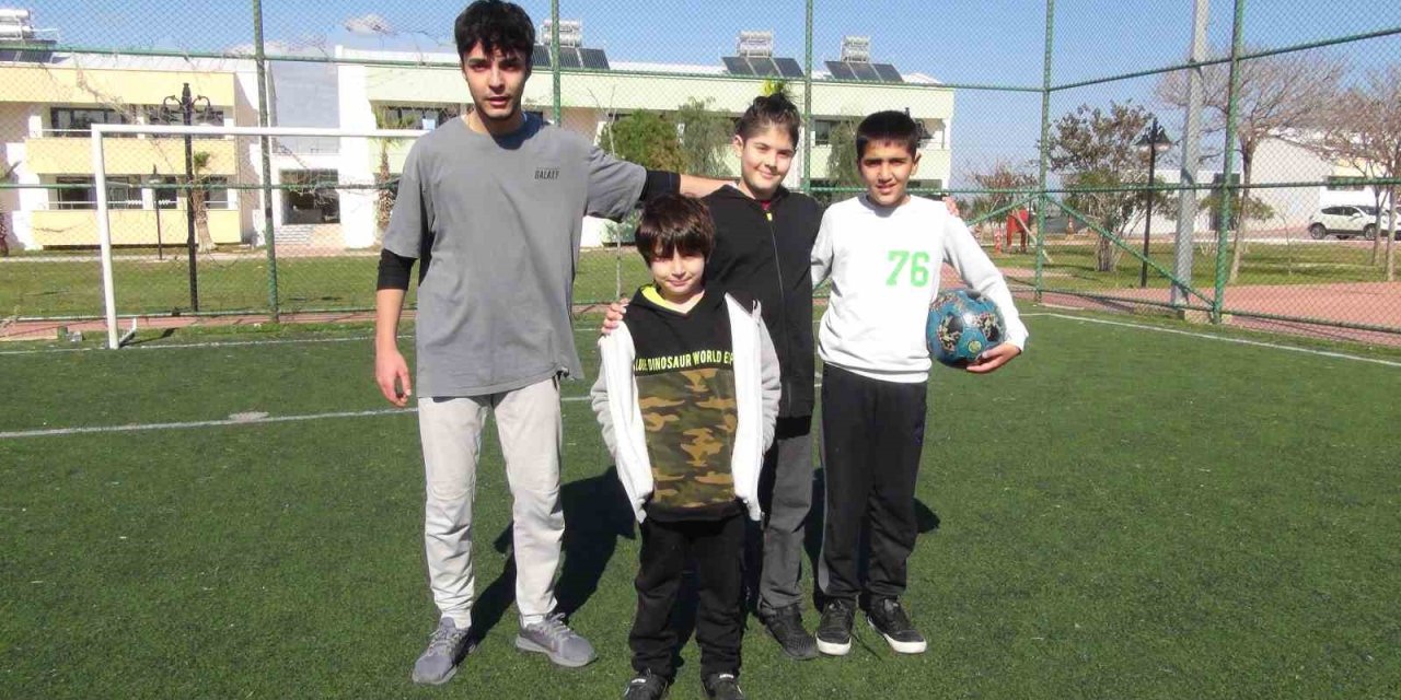 Depremzedeler Kamplarda Felaketin Etkisini Unutmaya Çalışıyor