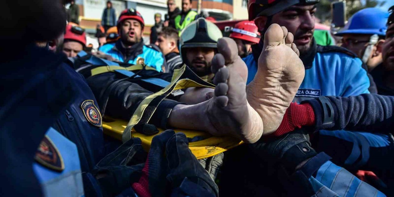 Kahramanmaraş’ta 3 Kişi Depremin 84’üncü Saatinde Enkazdan Sağ Çıkartıldı