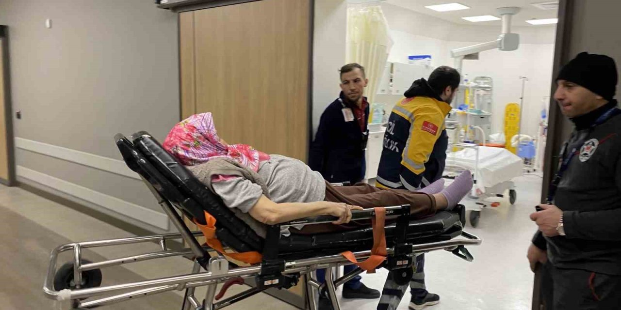 Depremzede Korku Dolu Anları Gözyaşlarıyla Anlattı: “oğlum Annesini Sırtladı, Sürükleyerek Kurtardı"