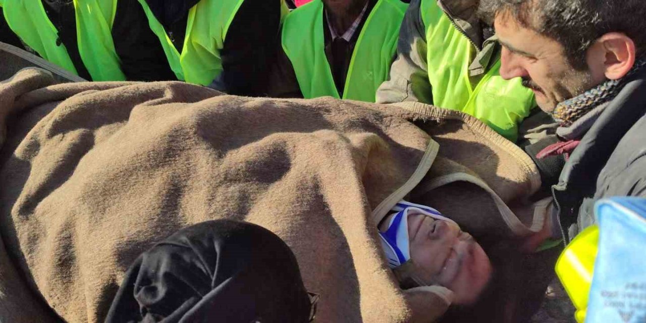 85 Saat Sonra Kurtarılan Kadın, İlk Olarak Torunlarını Sordu