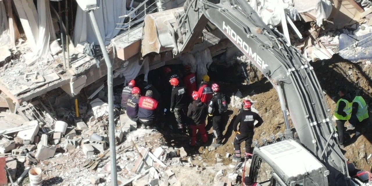 Asansör Boşluğundan İnip, Enkazdaki Genci Kurtardılar