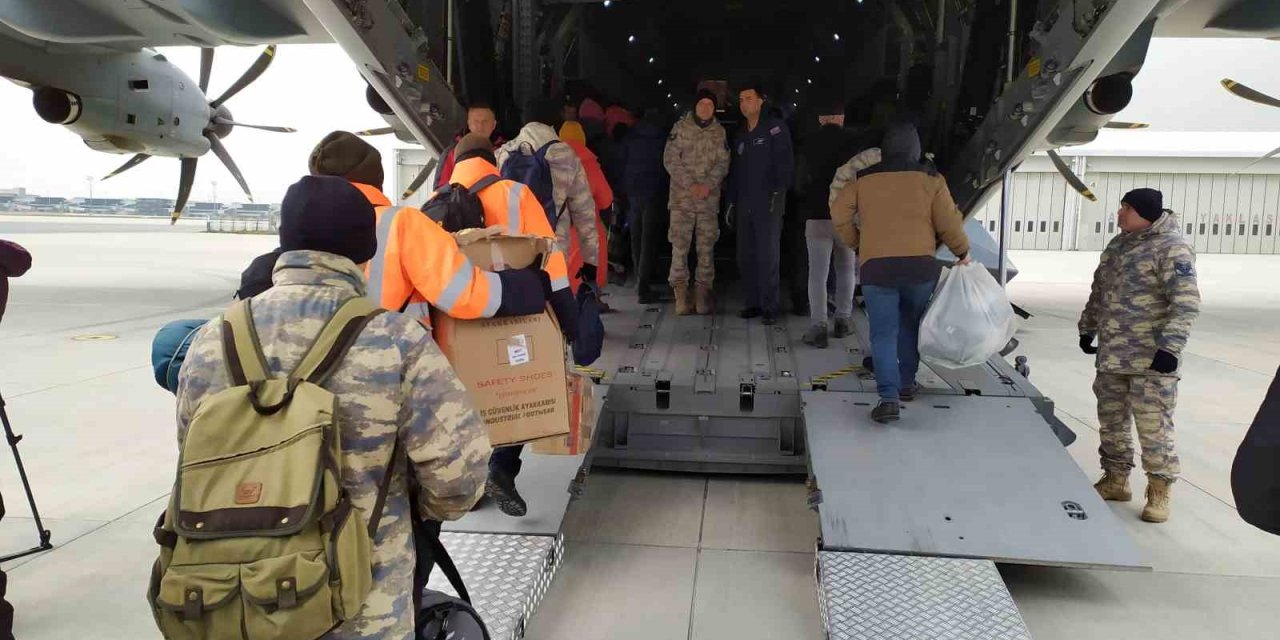 İstanbul’dan Deprem Bölgesine 52 Yeni Ekip Yola Çıktı