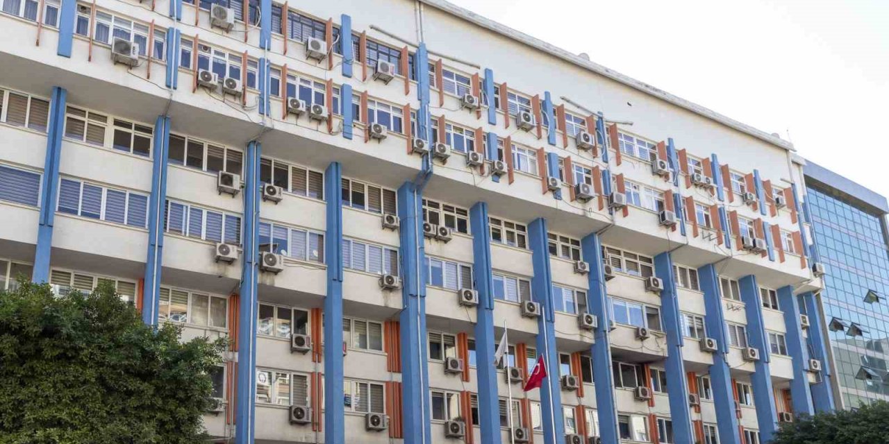 Mersin Büyükşehir Belediyesi, Depremde Hasar Alan Kırmızı Lacivert İş Merkezini Boşaltıyor